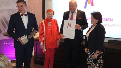 V.l.: Vorstandsvorsitzender der Stiftung Florian Prosch, Irene Markgraf, Preisträger Dr. Bernhard Nitsche und Stiftungsvorständin Gabriele Hohenner. <br> (Foto: W. Munzert)