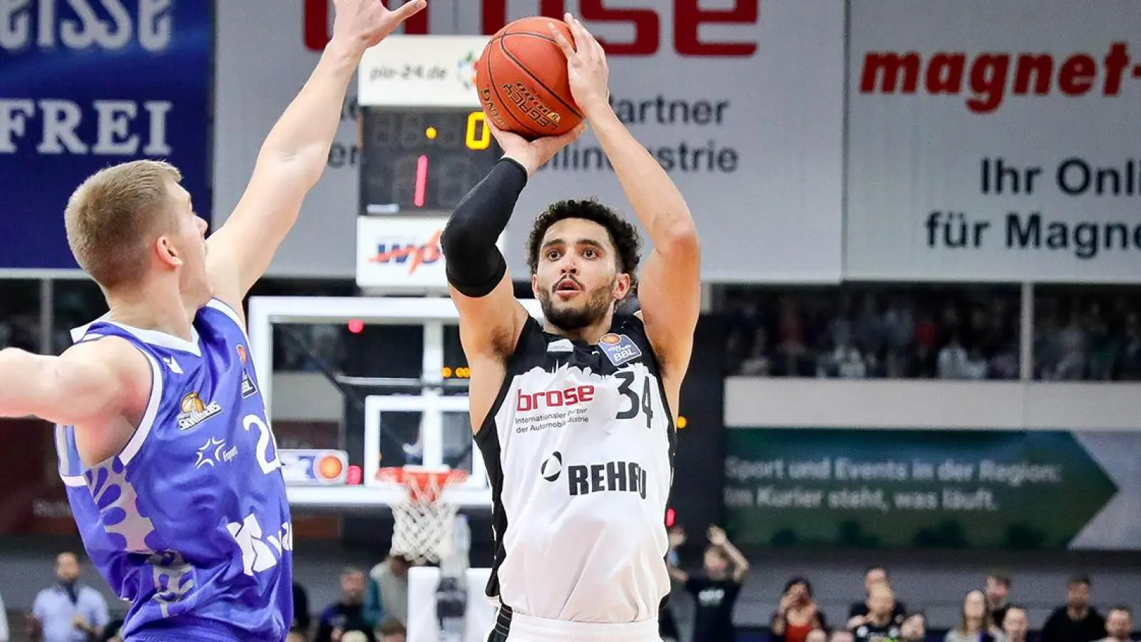 Jackson Rowe von medi Bayreuth im Spiel gegen die FRAPORT Skyliners. (Foto: Ochsenfoto.de)