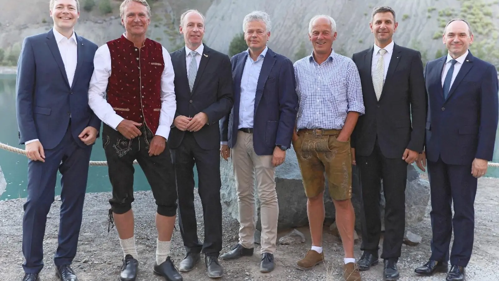 Die scheidende bzw. neue Vorstandschaft des Lions-Clubs Bayreuth-Kulmbach.   Dr. Ulrich Simon (Sekretär), Friedhelm Schwender (Vizepräsident), Dr. Ingo Rausch   (Pastpräsident), Michael Schicker (Präsident), Dr. Michael Pfitzner (Club-Master), Dr.   Karl-Wilhelm Temmen (Sekretär) und Prof. Dr. Klaus Schäfer (Schatzmeister). (Foto: Red)
