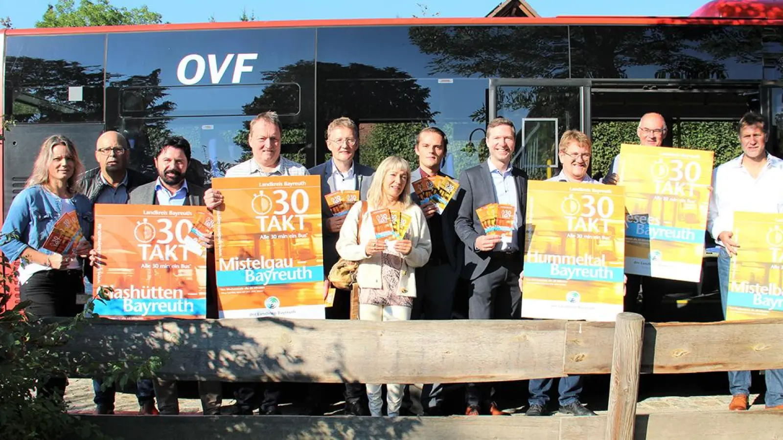 V.l.n.r.: Carmen Hahn und Detlev Schmidt von der Regionalen Entwicklungsagentur im Landratsamt Bayreuth, die Bürgermeister Sven Ruhl (Glashütten), Karl Lappe (Mistelgau), Janko Wilke und Ina Ott vom OVF, Fabian Müller vom VGN, Landrat Florian Wiedemann sowie die Bürgermeister Harald Feulner (Gesees) und Matthis Mann (Mistelbach). (Foto: Landkreis Bayreuth)