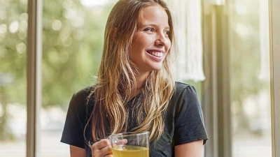 Viel trinken: Drei bis fünf Liter Flüssigkeit - Kräutertee, Wasser und Brühe - sollte man an einem Fastentag zu sich nehmen. (Foto: djd/Jentschura International/Getty)