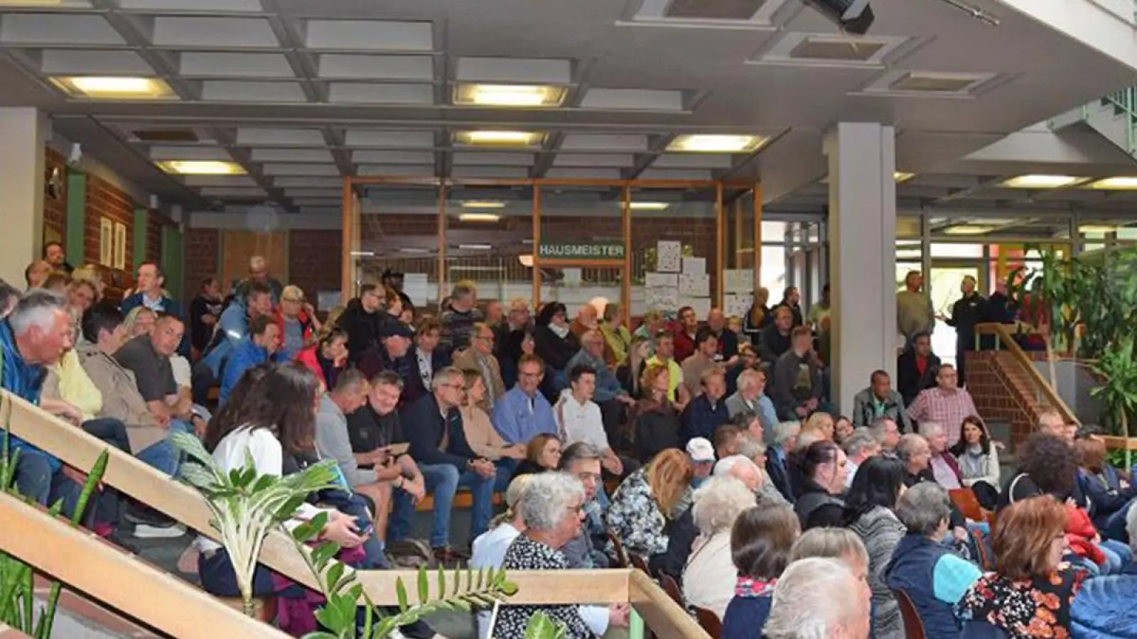 8. Mai 2023: Infoabend in der Eckersdorfer Schule über den bevorstehenden Zuzug von Asylbewerbern. Mittlerweile leben Flüchtlinge in der früheren Pension „Am Park”. (Archivbild: Lenkeit)