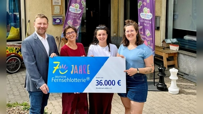 V.l.: Stephan Masch, Repräsentant der Deutschen Fernsehlotterie; Gabi Wenz, Mitarbeiterin des Wundersam Anders e.V.; Celine Kabella, Mitarbeiterin des Wundersam Anders e.V. &amp; Lena Wenz, Vorstandsmitglied des Wundersam Anders e.V.  (Foto: Max Thümmel )