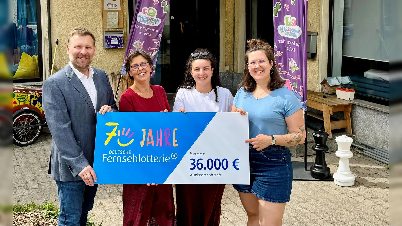 V.l.: Stephan Masch, Repräsentant der Deutschen Fernsehlotterie; Gabi Wenz, Mitarbeiterin des Wundersam Anders e.V.; Celine Kabella, Mitarbeiterin des Wundersam Anders e.V. &amp; Lena Wenz, Vorstandsmitglied des Wundersam Anders e.V.  (Foto: Max Thümmel )
