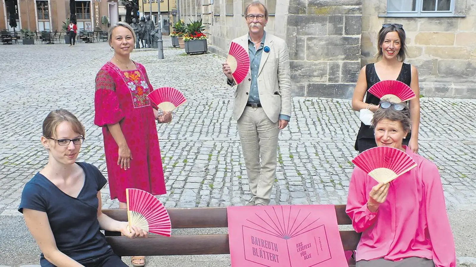 Freuen sich auf „Bayreuth blättert“: Stehend v.l.: Maria Hennig, Organisationschef Klaus Wührl-Struller und Intendantin Katharina Fink. Sitzend v.l.: Anne Ulmer und Doris Angermann. (Foto: Roland Schmidt)