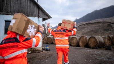 In der Weihnachtszeit werden die Päckchen wie hier in Rumänien direkt vor Ort verteilt (Foto: Saskia_Rosebrock)