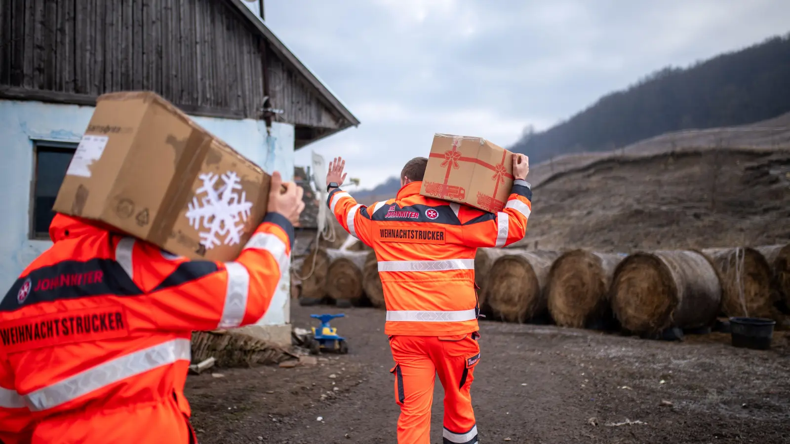 In der Weihnachtszeit werden die Päckchen wie hier in Rumänien direkt vor Ort verteilt (Foto: Saskia_Rosebrock)
