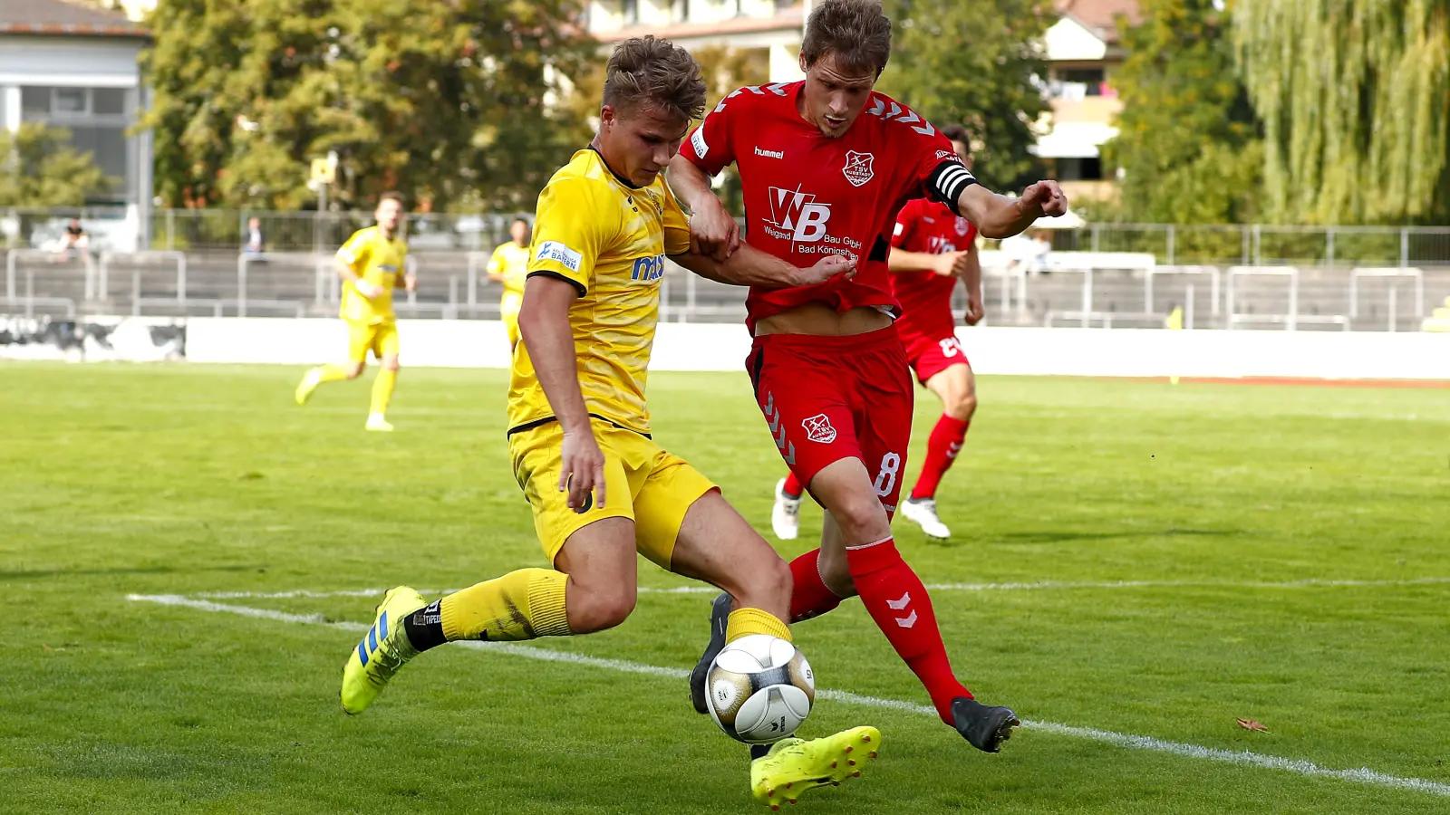 Fußball 11. Spieltag der Regionalliga Bayern im Hans-Walter-Wild-Stadion in Bayreuth Saison 2019-2020   SpVgg Bayreuth gegen TSV Aubstadt   SpVgg Oberfranken Bayreuth Spieler Nr.: 9 Christoph Fenninger links   TSV Aubstadt Spieler Nr.: 8 Dominik Grader rechts   Fotograf Peter Kolb (Foto: Peter Kolb)