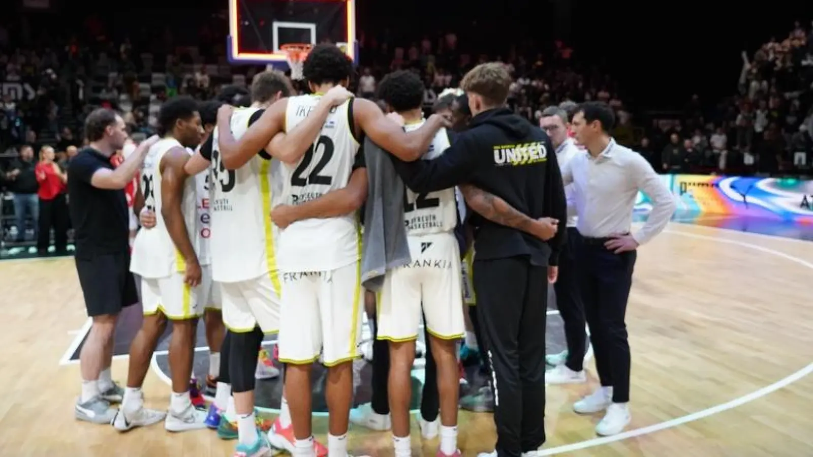 Trotz der nach der Ablehnung des Protestes gegen die Spielwertung jetzt endgültig feststehenden Derbyniederlage zeigte der BBC in Nürnberg Zusammenhalt. (Foto: Nathalie Zweifel)