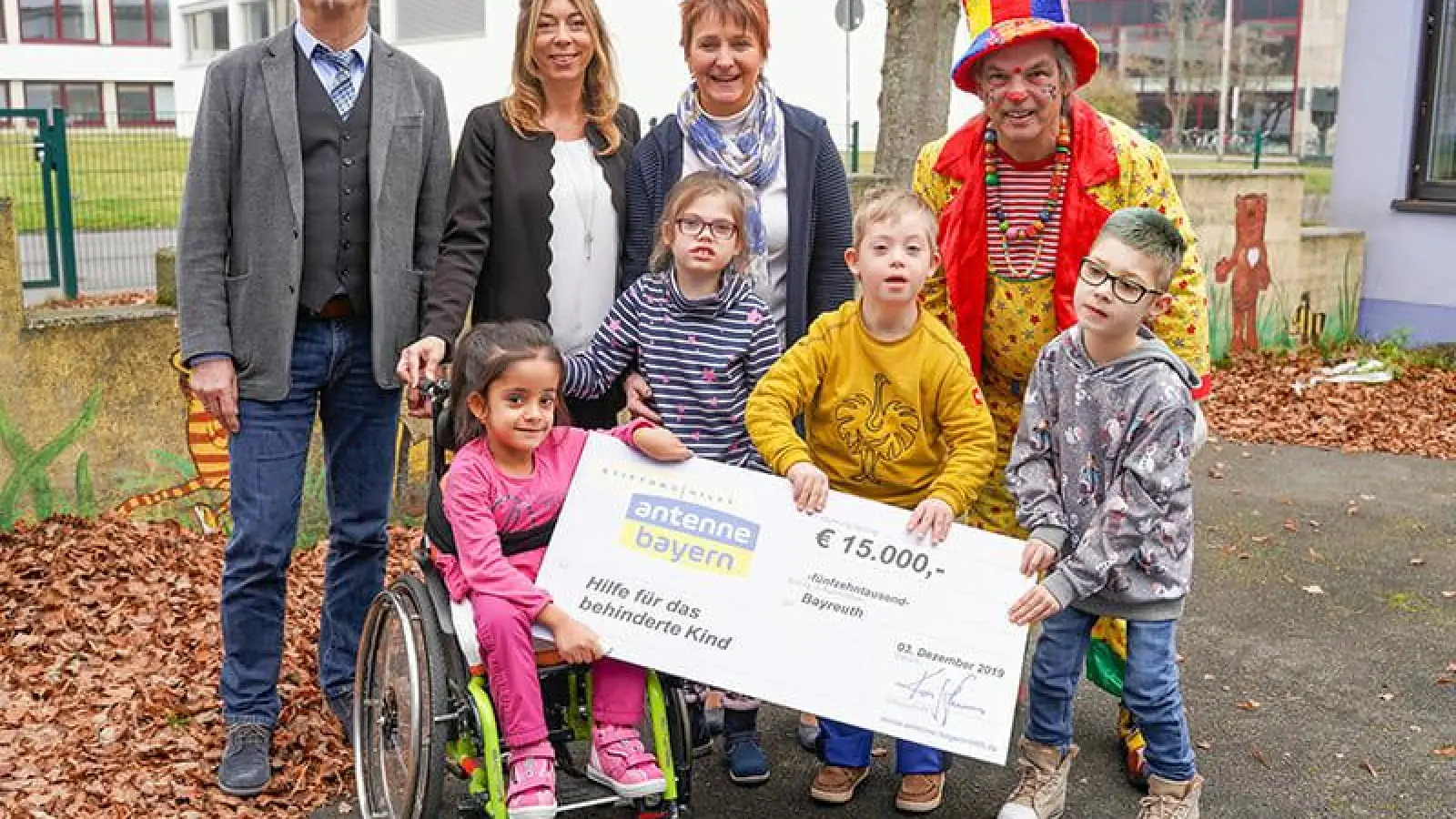 Fritz Glock, Felicitas Hönes, Anne Wayand und Lupido, der Clown, gemeinsam mit Schülern der Dr. Kurt-Blaser-Schule. (Foto: Dörfler)