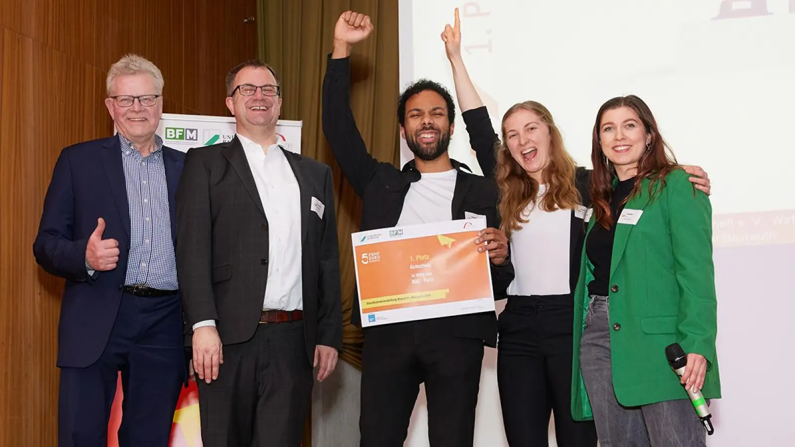 Von links: Bayreuths Oberbürgermeister Thomas Ebersberger, Alexander Hennemann (bayme vbm), James Kallas, Sophie von Weinrich (beide FITnSAVE), Isabella Listl (Mundvoll GbR) (Foto: Bildungswerk der Bayerischen Wirtschaft)