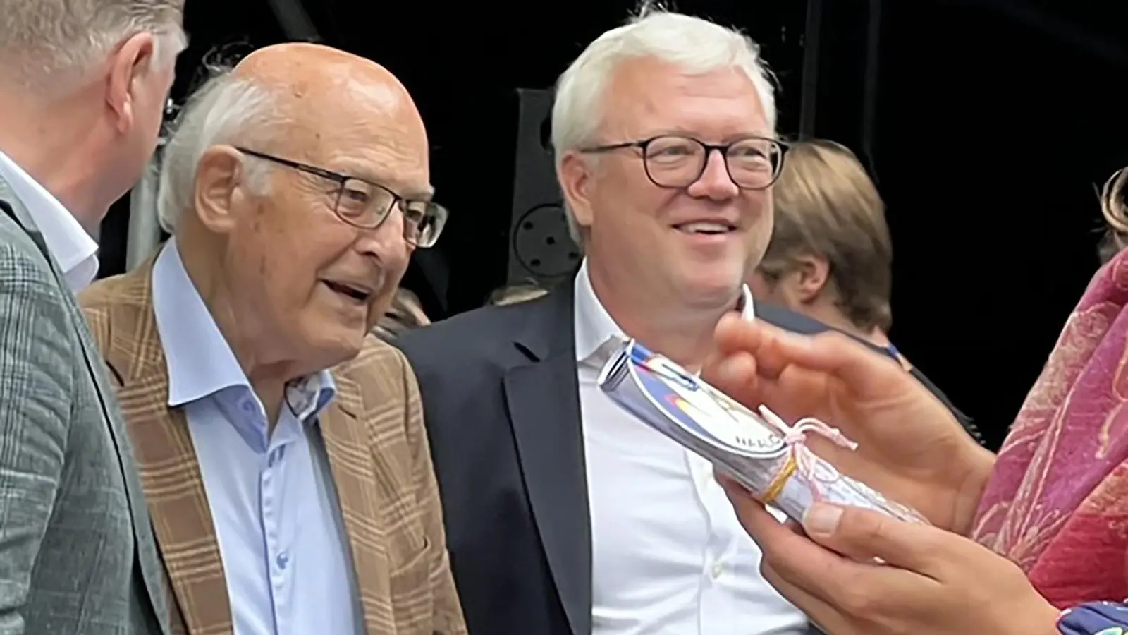 Karl Gerhard Schmidt bei seinem 90. Geburtstag am 27. Juli vergangenen Jahres beim Open-Air im Festspielpark. Rechts im Bild: Ulrich Jagels, damaliger kaufmännischer Geschäftsführer der Bayreuther Festspiele. (Foto: W. Munzert)