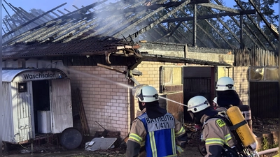 Am Dienstag kam es zu einem Großbrand in einer Reiterhalle in Cottenbach (Gemeinde Heinersreuth). Auf dem Gelände des Reiterstalles, in dem Pferde verkauft und untergestellt werden können, brannte eine größere Halle komplett nieder.  (Foto: NEWS5 / Stephan Fricke)