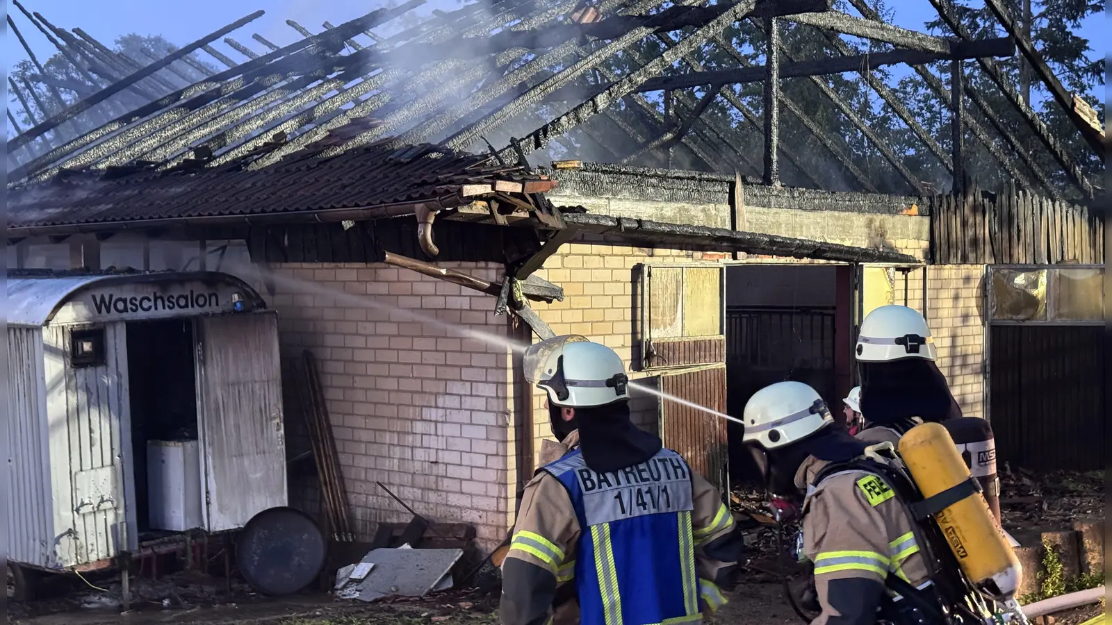 Am Dienstag kam es zu einem Großbrand in einer Reiterhalle in Cottenbach (Gemeinde Heinersreuth). Auf dem Gelände des Reiterstalles, in dem Pferde verkauft und untergestellt werden können, brannte eine größere Halle komplett nieder.  (Foto: NEWS5 / Stephan Fricke)