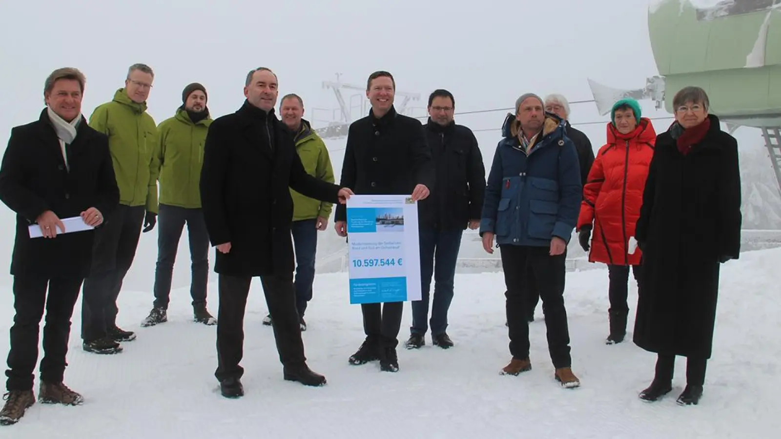 Lokalnachrichten in Bayreuth: Wirtschaftsminister Aiwanger übergibt Förderbescheid (Foto: red)