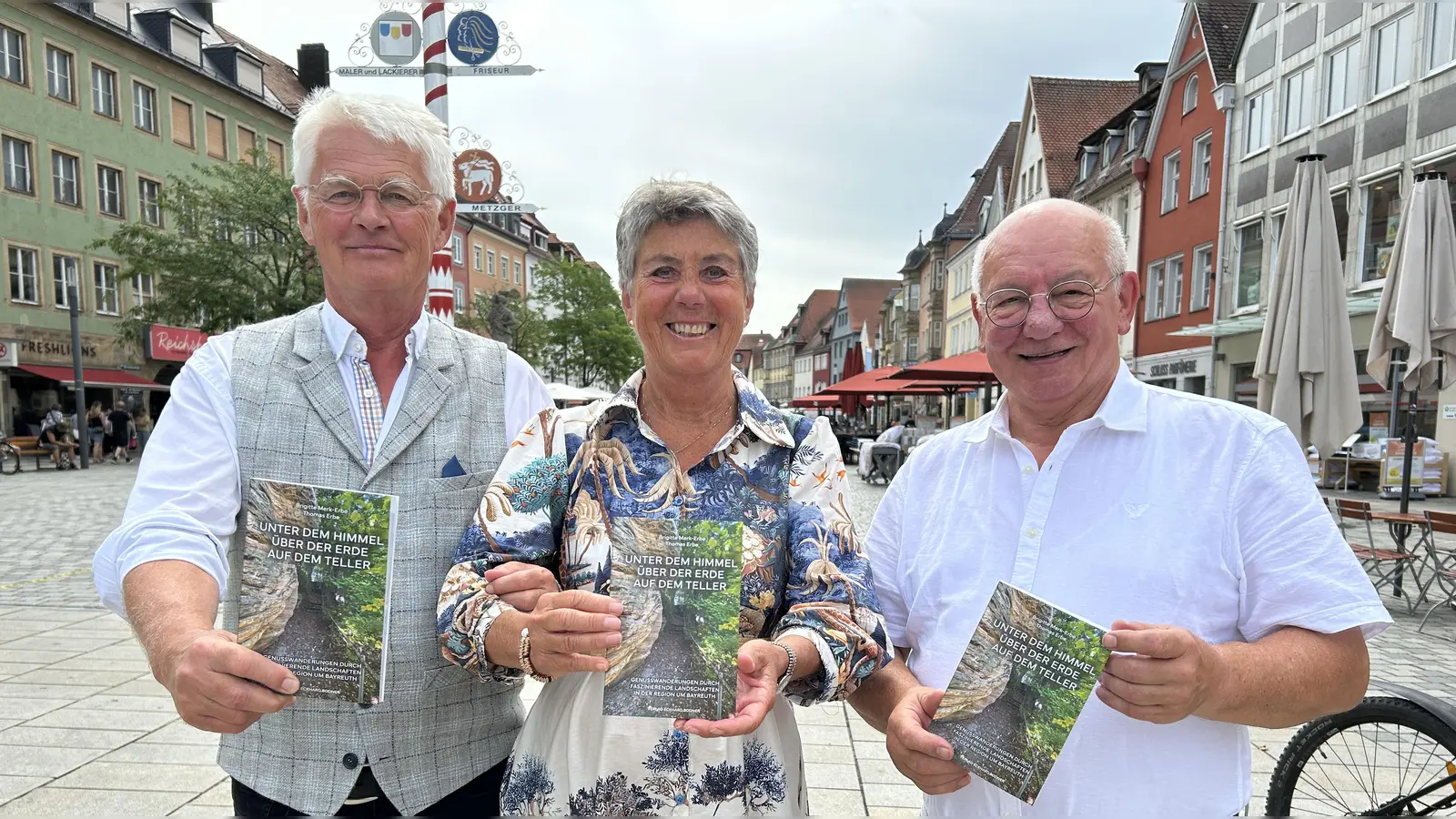 V.l.: Thomas Erbe, Brigitte Merk-Erbe und Verlagsleiter Eckhard Bodner.  (Foto: jm)
