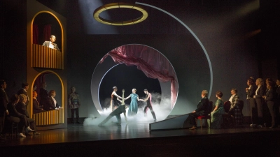 Minseok Kim (Prinz Radjami), Peter Potzelt (Armand), Annina Olivia Battaglia (Odette <br>Darimonde), Markus Gruber (Napoleon St. Cloche), Inga Lisa Lehr (Marietta), Thilo An dersson (Louis Philipp La Tourette), Opernchor, Ballett-Compagnie (Foto: Harald Dietz)