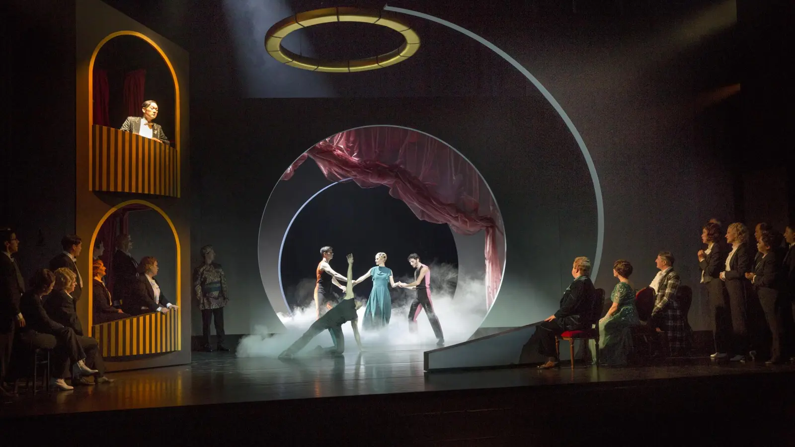 Minseok Kim (Prinz Radjami), Peter Potzelt (Armand), Annina Olivia Battaglia (Odette <br>Darimonde), Markus Gruber (Napoleon St. Cloche), Inga Lisa Lehr (Marietta), Thilo An dersson (Louis Philipp La Tourette), Opernchor, Ballett-Compagnie (Foto: Harald Dietz)