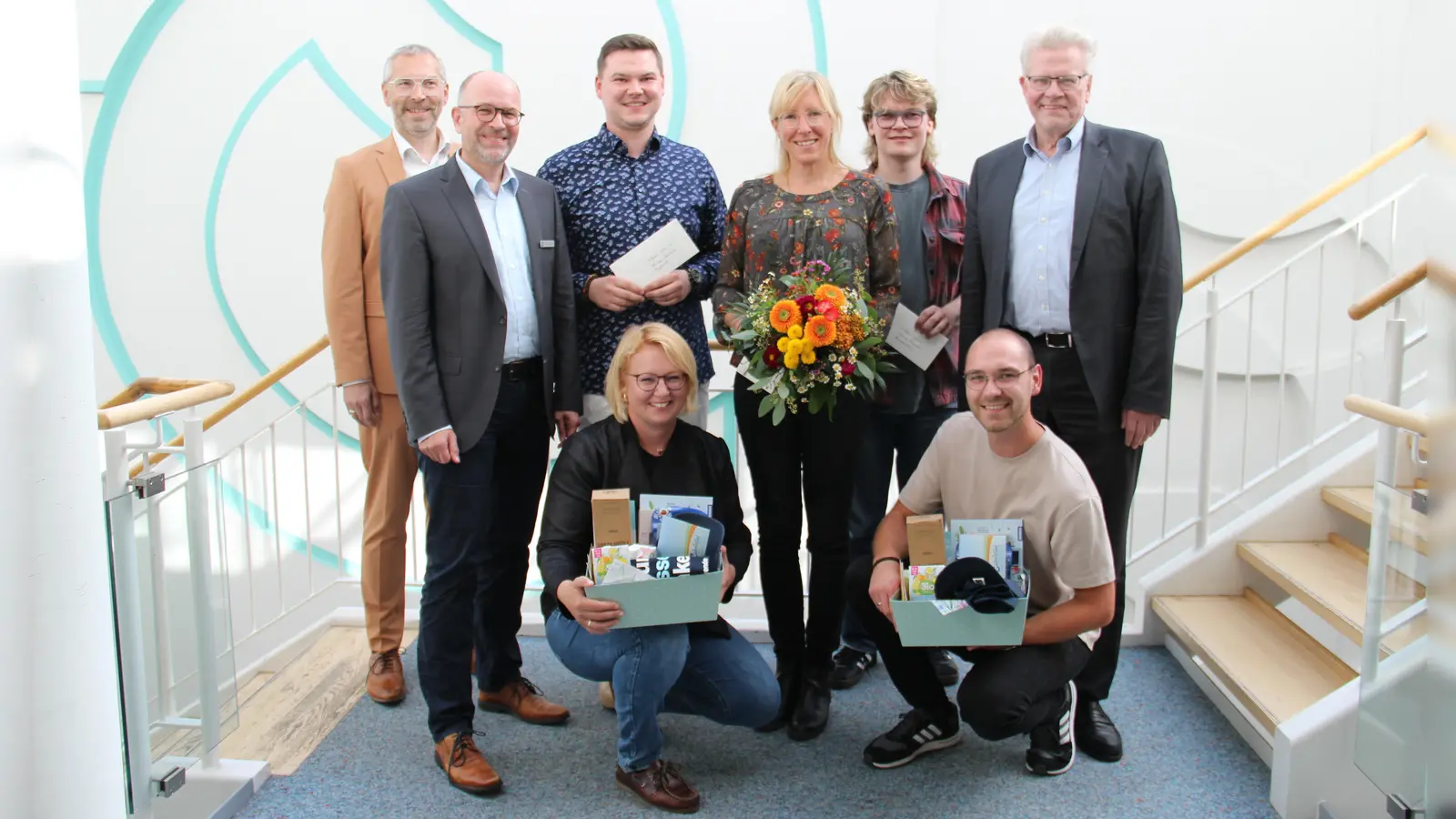 Markus Zweck (Sparkasse Bayreuth), Daniel Frieß (Leitender Verwaltungsdirektor, Landratsamt Bayreuth), Philipp Deinlein, Cornelia Köhler, Moritz Lindner, Oberbürgermeister Thomas Ebersberger. Vorne: Barbara Bär, Yannick Horn. (Foto: Landratsamt Bayreuth)