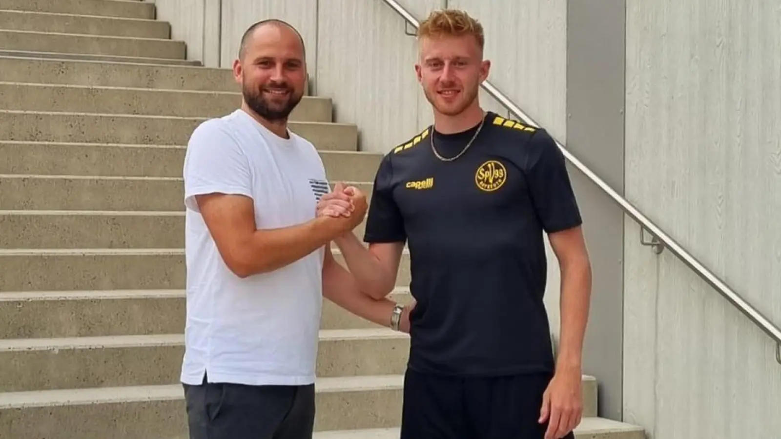 Jonas Wieselsberger, hier vor einem Jahr bei seiner Vorstellung in Bayreuth mit dem ebenfalls scheidenden Geschäftsführer Jörg Schmalfuß (links), verlässt die Altstadt und geht zu den Würzburger Kickers. (Foto: Archiv)