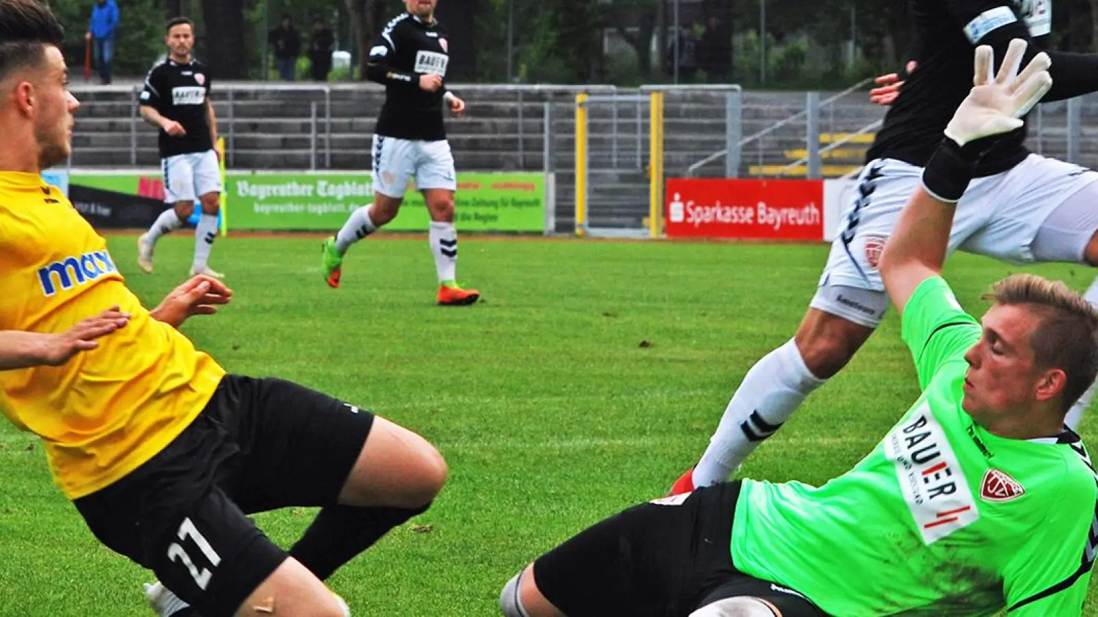 Ivan Knezevic kann in der 76. Minute vor Torwart Manuel Glasl zu Marcel Schiller flanken, der zum 4:1 verwandelte – Foto: Klaus Peter Volke (Foto: inBayreuth.de)