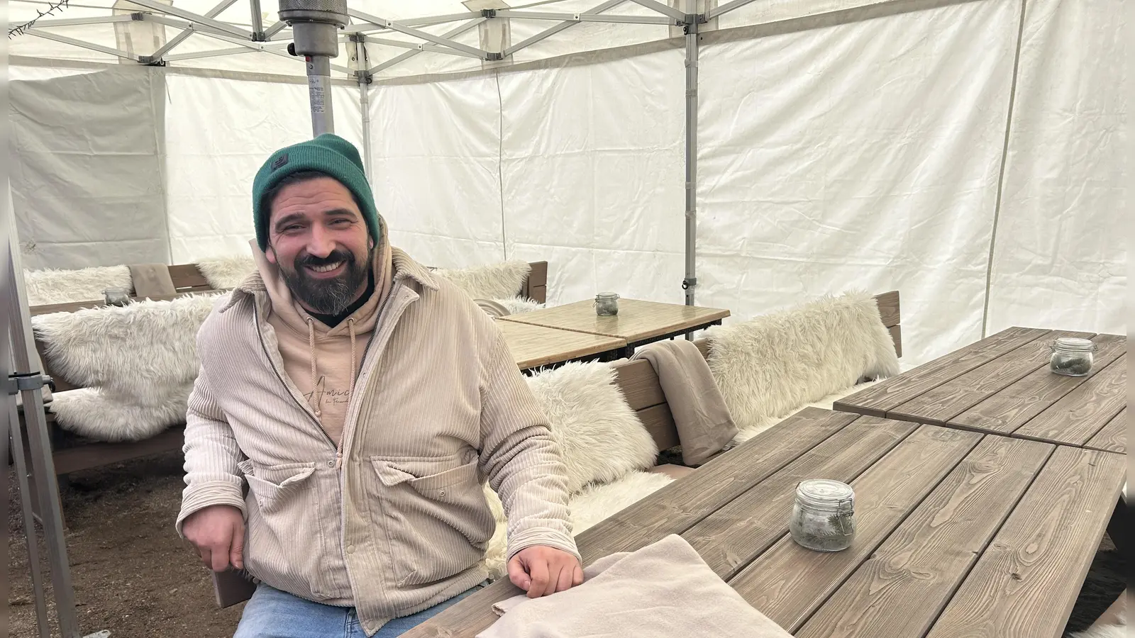 Das Winterwohnzimmer auf der Terrasse des Amici nimmt schon langsam Formen an.  (Foto: jm)