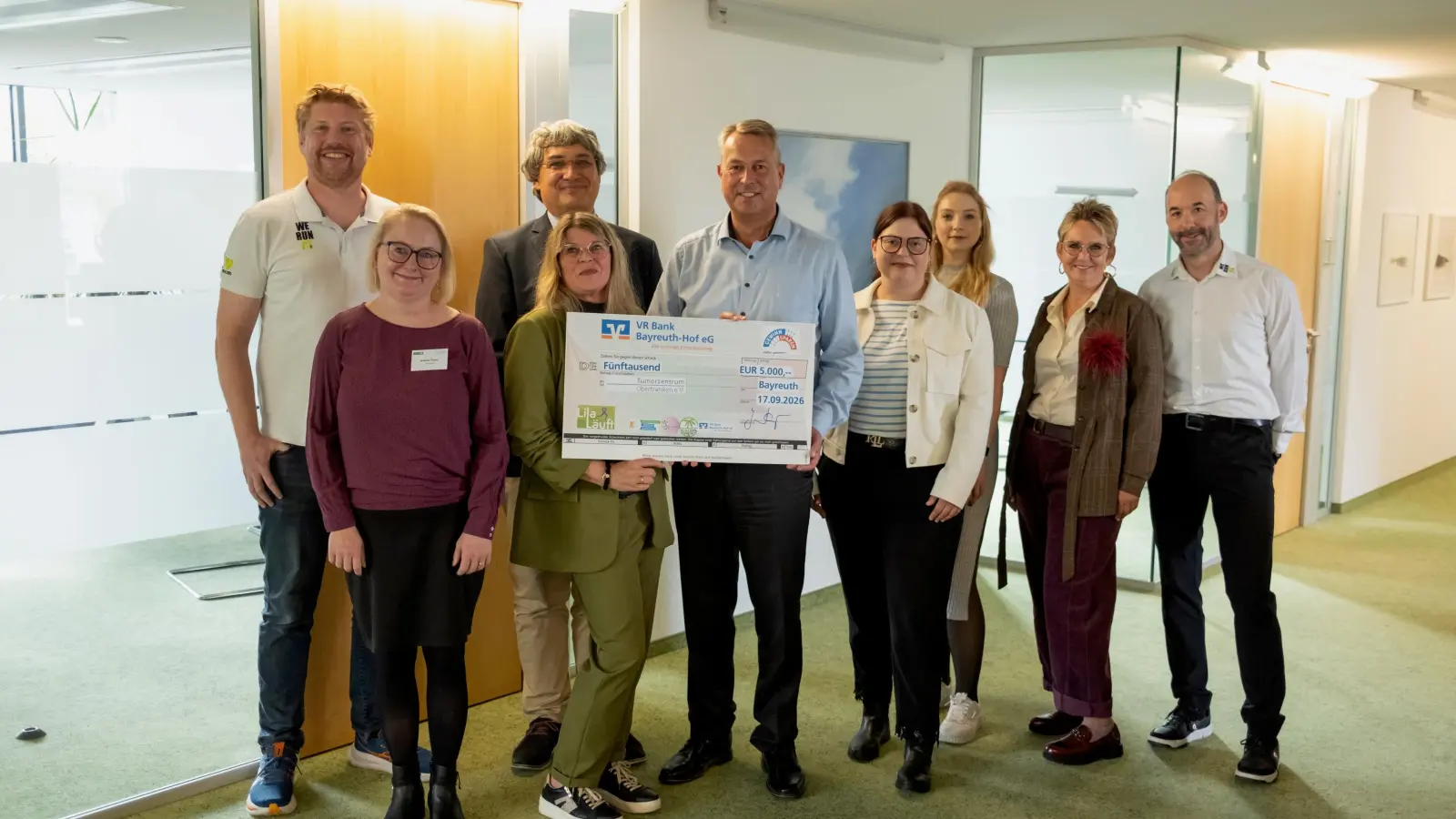 V.l.: Gut gelaunt bei der Scheckübergabe: Sebastian Schenkl (Mali Crew), Andrea Thater (Tumorzentrum Oberfranken), Dr. Claus Steppert (Tumorzentrum Oberfranken), Tanja Maisel (Tumorzentrum Oberfranken), Jürgen Dünkel (Vorstandsmitglied VR Bank Bayreuth-Hof), Jennifer Voecks (Tumorzentrum Oberfranken), Katrin Kürzdörfer (Gesundheitsregion plus Stadt und Landkreis Bayreuth), Christiane Angerer (Sportkuratorium Bayreuth) und Florian Maßen (Mali Crew). (Foto: red )