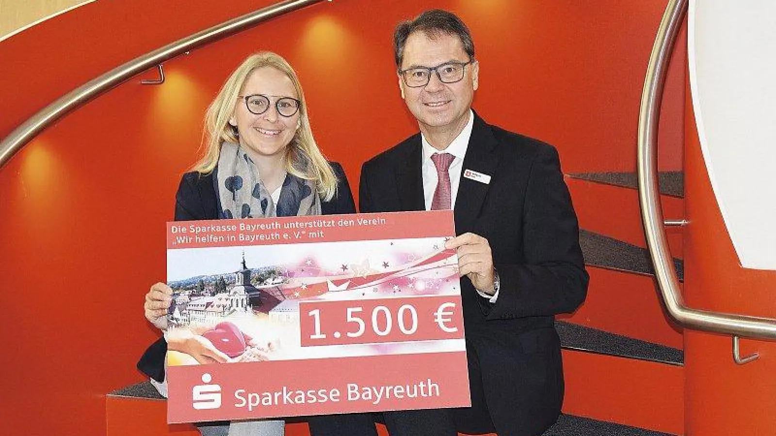 Saskia Simm von »Wir helfen in Bayreuth e.V.« und Wolfgang Hetz, Sparkassen-Vorstandsvorsitzender, bei der symbolischen Scheckübergabe / Foto: Munzert (Foto: inBayreuth.de)