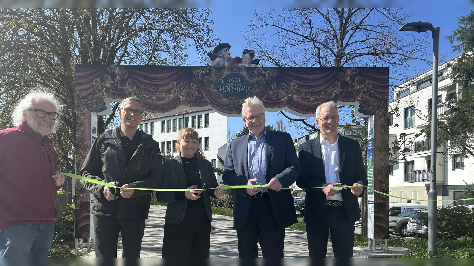 Weihen das neue Tor feierlich ein: V.l. Hermann Schirmer, Dr. Michael Hohl, Wirtschaftsreferentin Dr. Eva Christina Bär, OB Thomas Ebersberger und Dr. Manuel Becher, Geschäftsführer der BMTG.  (Foto: jm)
