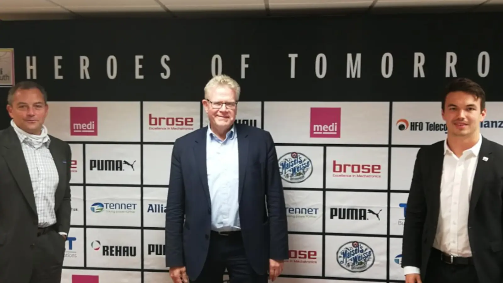 Sportamtsleiter Christian Möckel, Oberbürgermeister Thomas Ebersberger und der neue Geschäftsführer Johannes Feuerpfeil (v.li.). (Foto: Mirko Strässer)