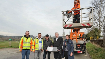 Von rechts: Klimaschutzmanagerin Gesa Thomas, Oberbürgermeister Thomas Ebersberger, der Leiter des Tiefbauamts Gisbert Röhle, Andreas Witzschel und Sebastian Hübner vom Tiefbauamt sowie Miodrag Mihailovic von der Fränkischen Baugesellschaft (auf der Arbeitsbühne). (Foto: Stadt Bayreuth)