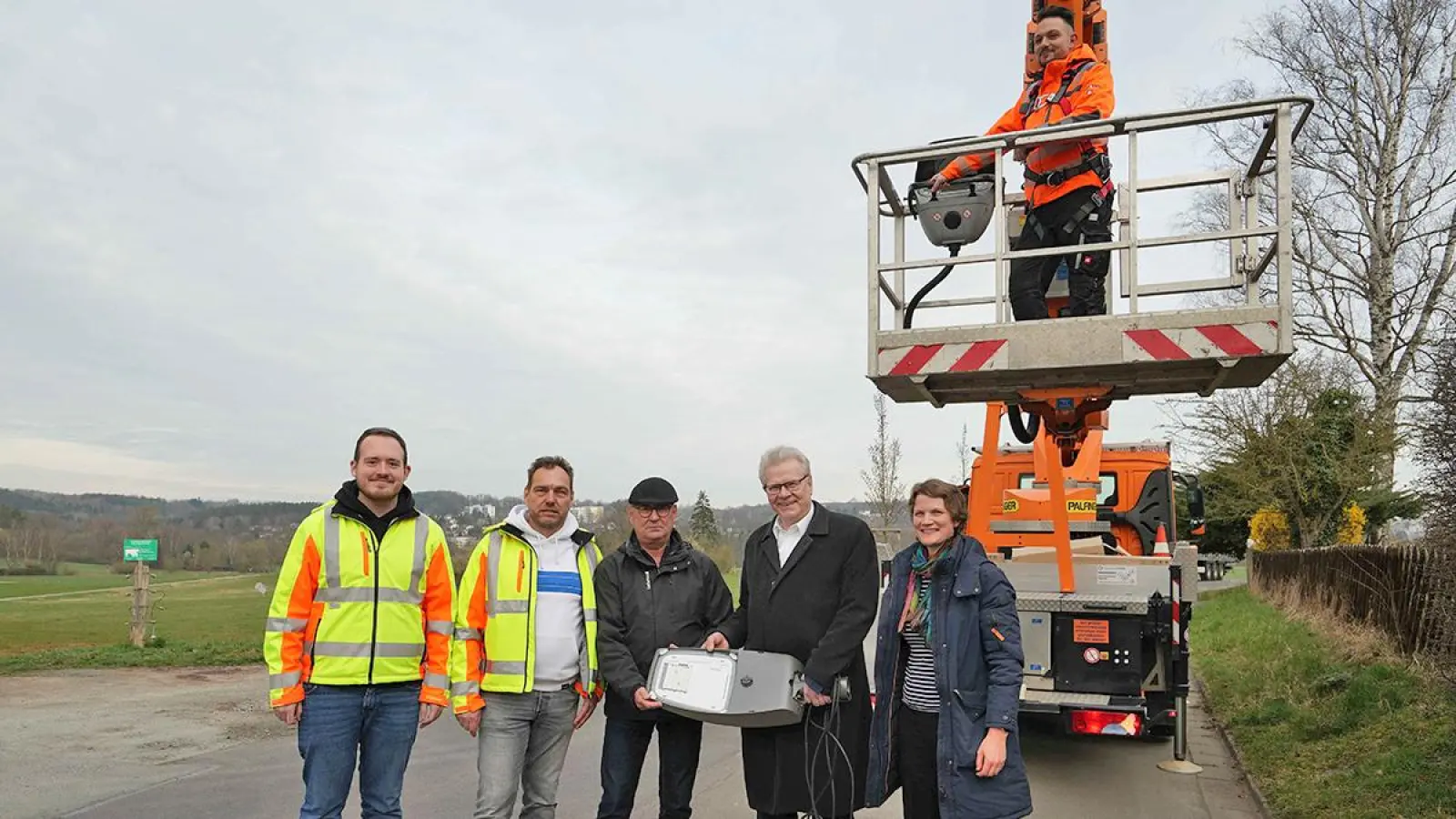 Von rechts: Klimaschutzmanagerin Gesa Thomas, Oberbürgermeister Thomas Ebersberger, der Leiter des Tiefbauamts Gisbert Röhle, Andreas Witzschel und Sebastian Hübner vom Tiefbauamt sowie Miodrag Mihailovic von der Fränkischen Baugesellschaft (auf der Arbeitsbühne). (Foto: Stadt Bayreuth)
