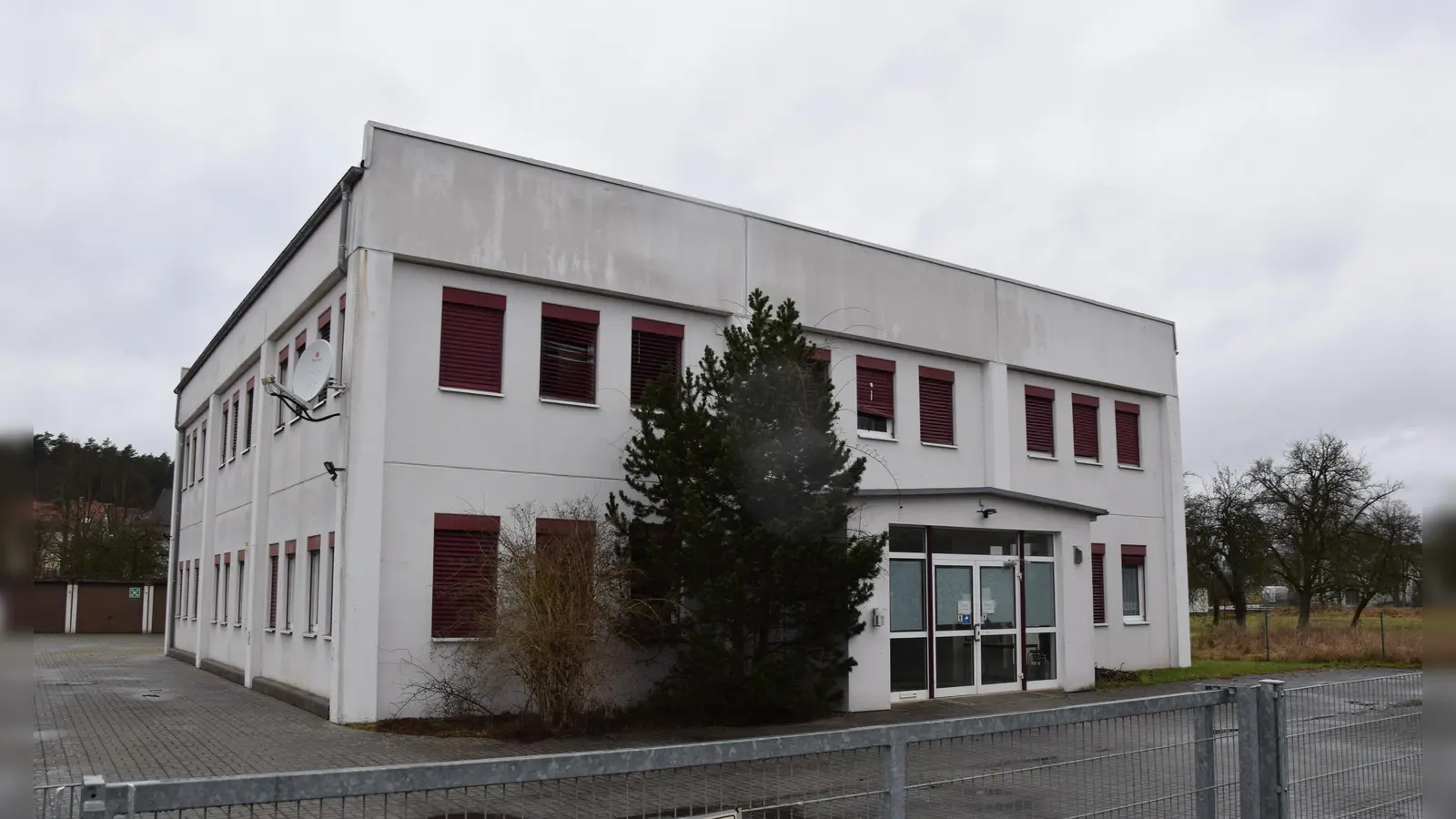 Die Gemeinschaftsunterkunft in der St.-Georgen-Straße: Hinter dem Gebäude soll ein neues Haus entstehen. (Foto: Lenkeit)