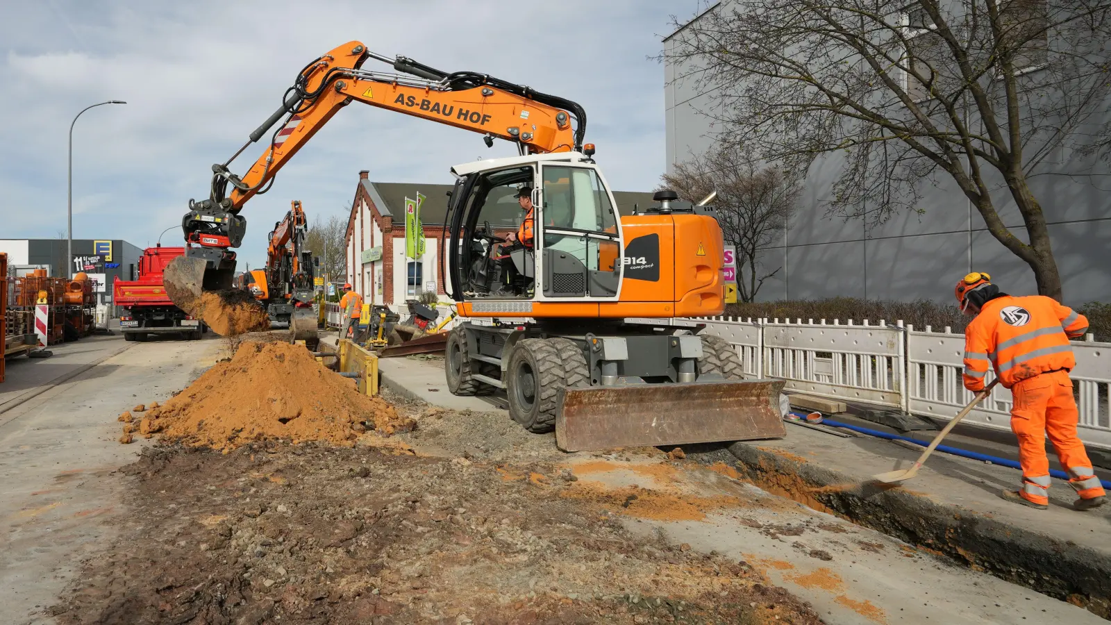 Seit 4. März verlegen Bauarbeiter in der Justus-Liebig-Straße 90 Meter Kanal-, 260 Meter Wasser- sowie über einen halben Kilometer Leerrohre für spätere Elektrokabel. Hier heben zwei Bagger parallel die Gruben für Leitungswasser (vorn) sowie Abwasser aus. (Foto: Stadt Bayreuth)