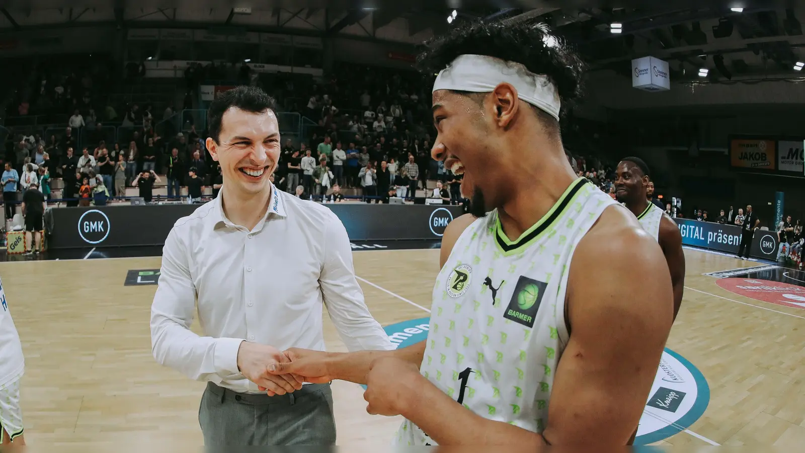 Lukas Hofer (links), hier mit Callum Baker, bleibt für eine weitere Saison Assistant-Coach beim BBC Bayreuth. (Foto: Thorsten Ochs/ochsenfoto.de)