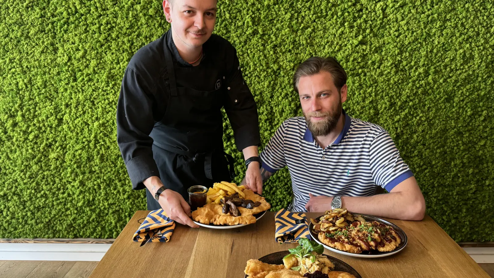 V.l.: Küchenleitung Fabian Pfaffenberger mit Chef Florian Schulz  (Foto: MM)