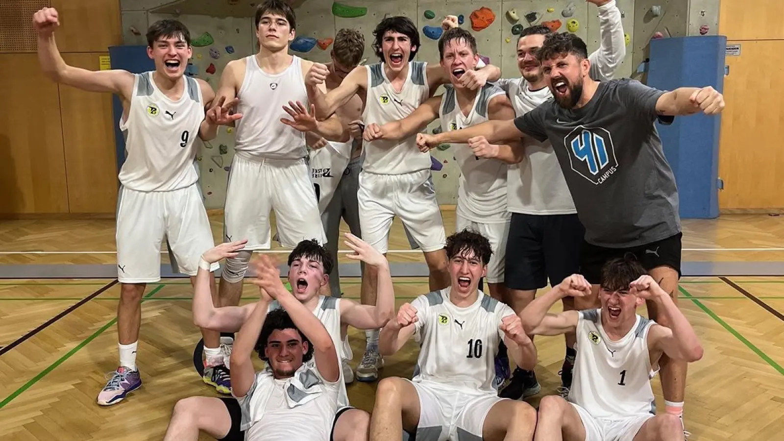 Zweiter in Wien: Die U18 des BBC Bayreuth mit Trainer Johannes Ködel (rechts). (Foto: red)