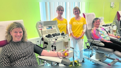 Julia Gebhardt und ihre Mutter Roswitha Soyke spenden regelmäßig seit fünf Jahren im Plasmazentrum Bayreuth.  (Foto: jm)