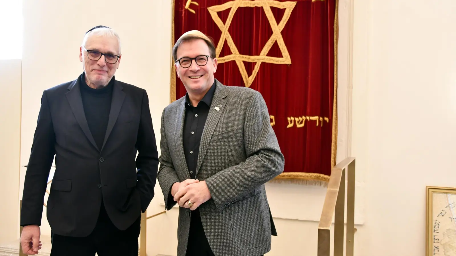 Der Vorsitzende der israelitischen Kultusgemeinde Felix Go thart (links) hat den Landtagsabgeordneten Franc Dierl durch die Räume der Bayreuther Synagoge geführt (Foto: Bürgerbüro F. Dierl )