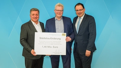 Aus den Händen von Staatsminister Christian Bernreiter (links) und Staatssekretär Martin Schöffel (rechts) nahm Oberbürgermeister Thomas Ebersberger den Förderbescheid für das Projekt Tappertaue entgegen. (Foto: Stadt Bayreuth)
