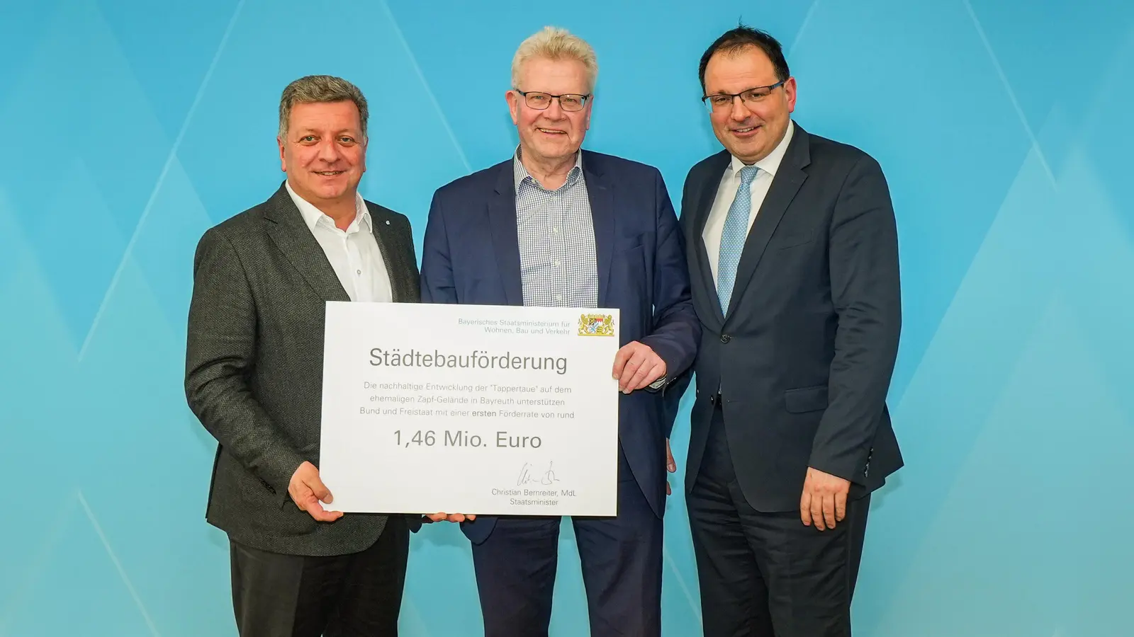 Aus den Händen von Staatsminister Christian Bernreiter (links) und Staatssekretär Martin Schöffel (rechts) nahm Oberbürgermeister Thomas Ebersberger den Förderbescheid für das Projekt Tappertaue entgegen. (Foto: Stadt Bayreuth)
