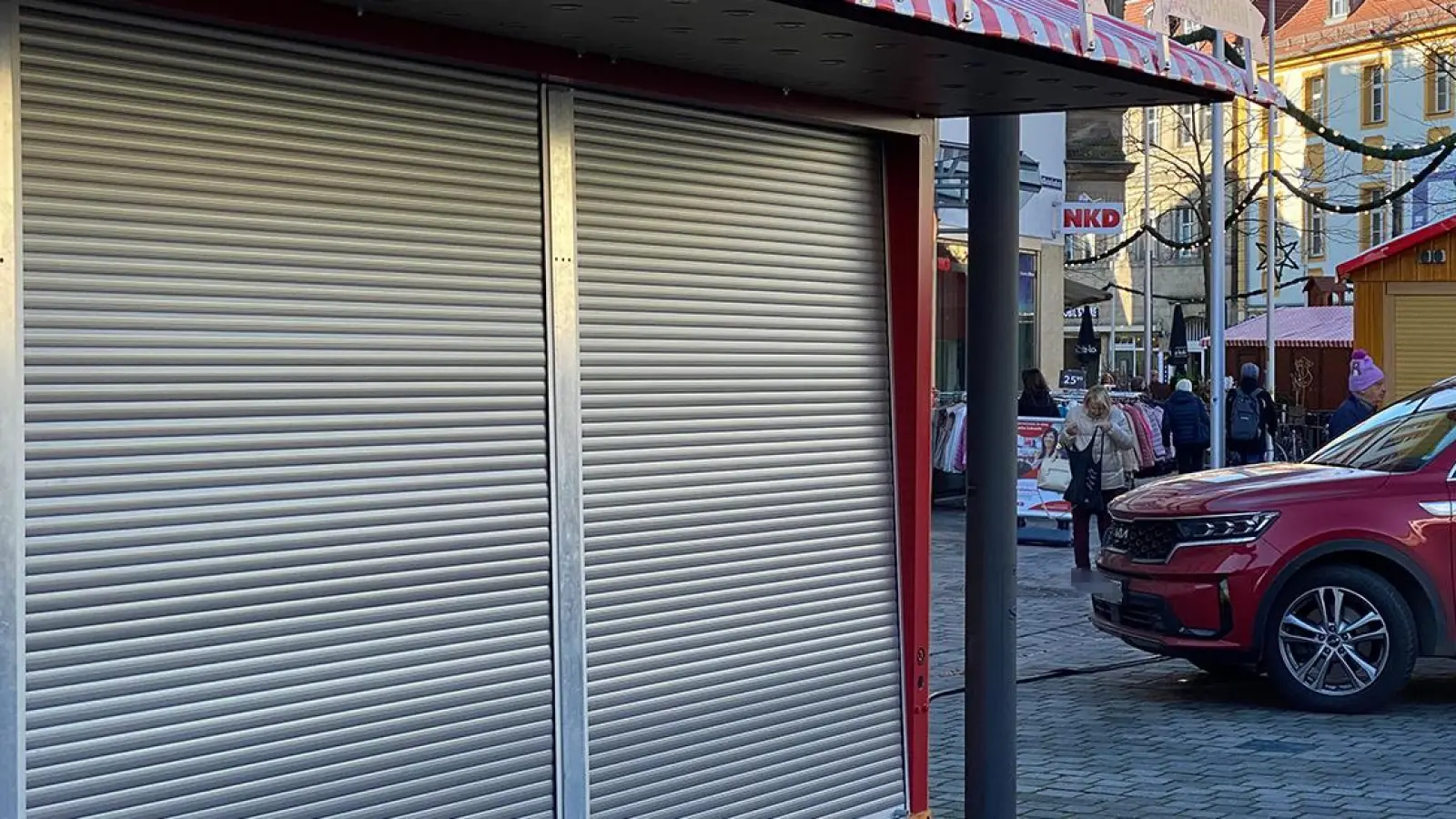 Unfall auf Bayreuther Christkindlesmarkt: Lkw rammt neue Marktbude (Foto: Lenkeit)