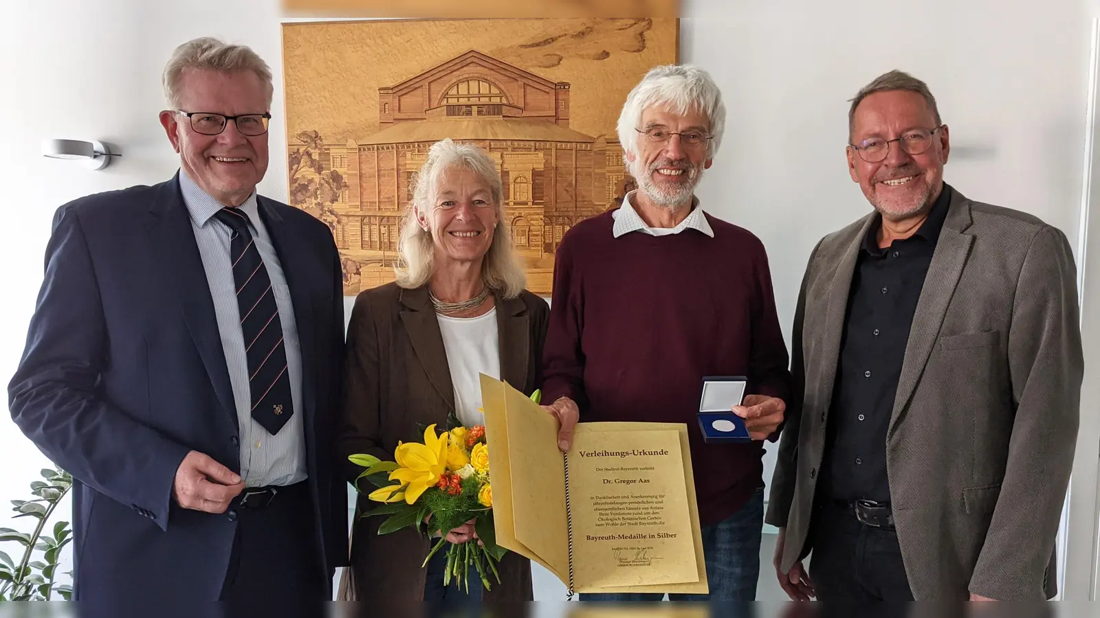Dr. Stefan Specht, Dr. Gregor Aas mit Lebensgefährtin Dr. Marianne Lauerer und Oberbürgermeister Thomas Ebersberger. (Foto: Stadt Bayreuth)