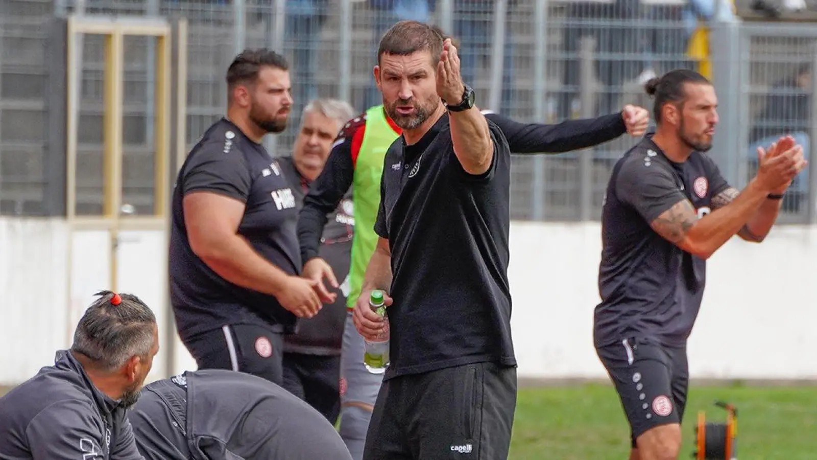 Zeigt auch in Duisburg an, wo es langgeht: Trainer Thomas Kleine. (Foto: Dörfler)