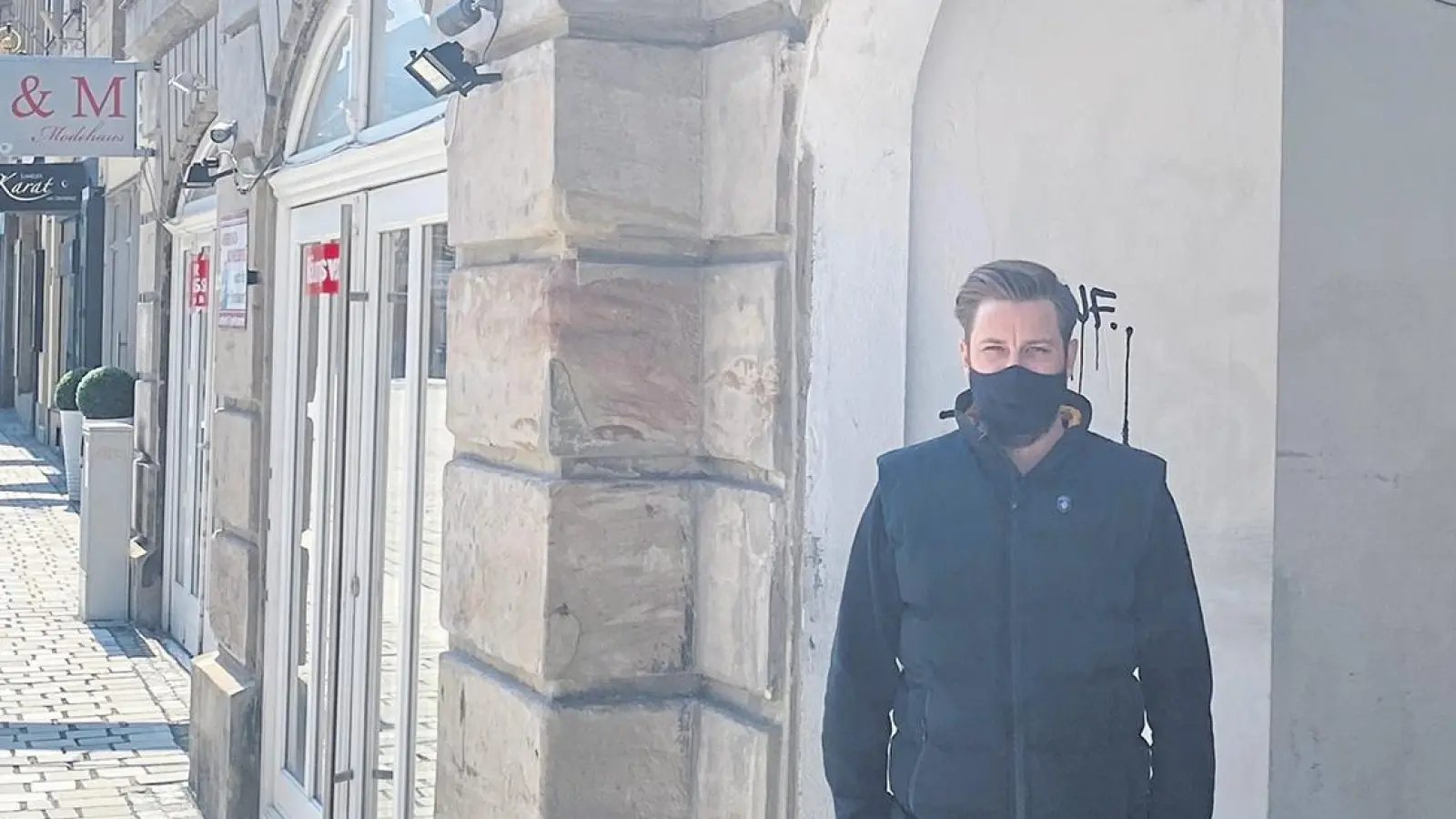 Florian Schulz vor seinem neuen Projekt in der Maxstraße  9. (Foto: inBayreuth.de)