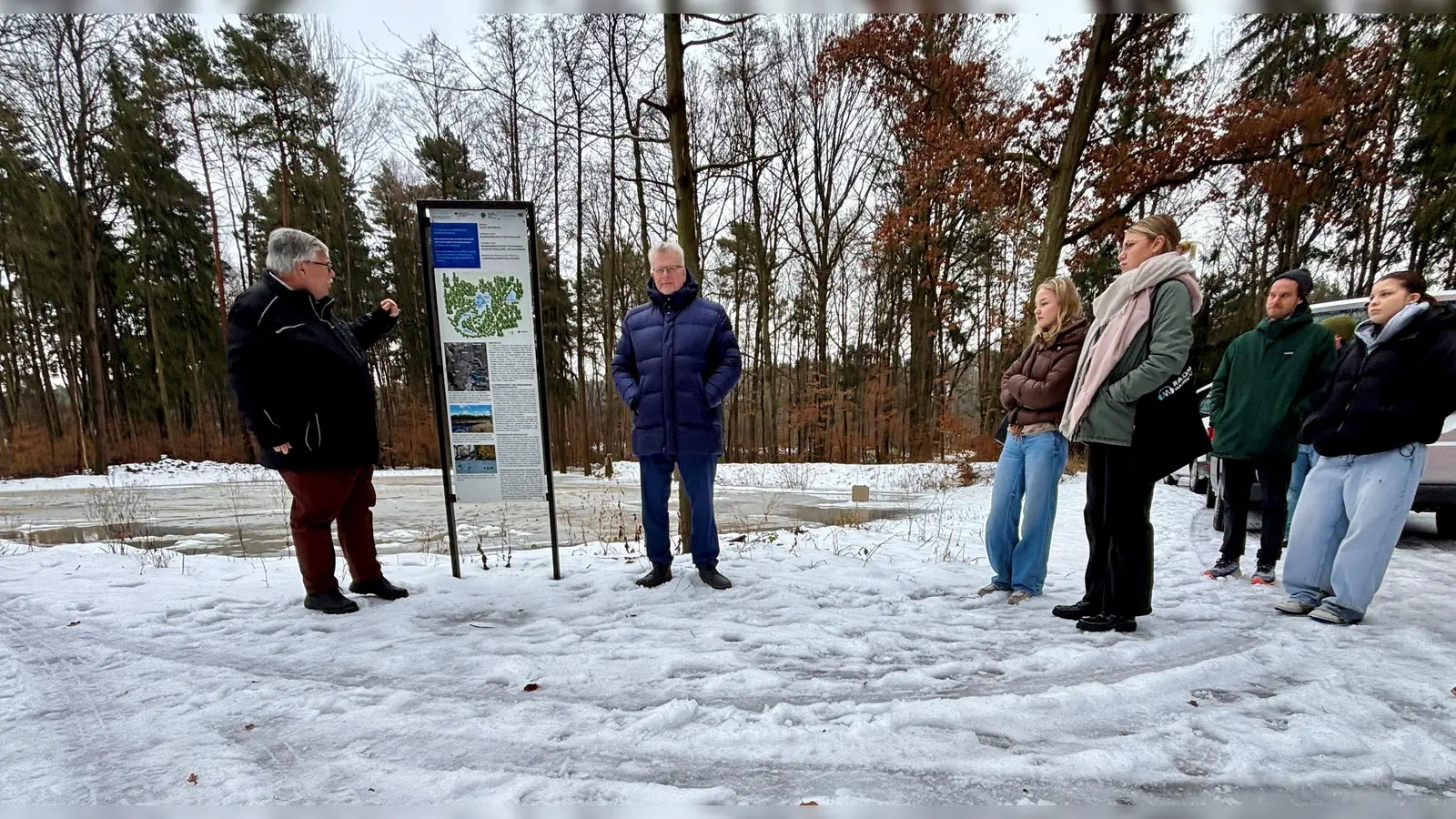 Stadtgartenamtsleiter Robert Pfeifer und Oberbürgermeister Thomas Ebersberger erläuterten vor Ort den aktuellen Stand der Wiederherstellung der historischen Teiche und Feuchtgebiete im Studentenwald.  (Foto: Stadt Bayreuth )