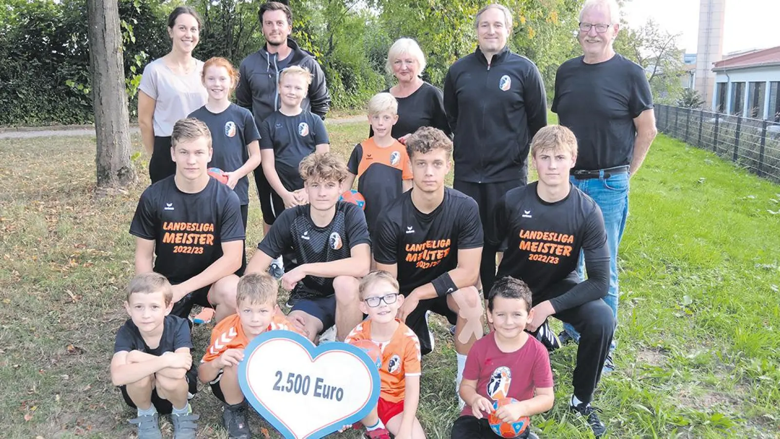 Hinten v.l. die Kinder- und Jugendtrainer Lisa Pöhlmann, Tim Herrmannsdörfer, Steffen Berghammer, HaSpo-Vorstand Andreas Berghammer, mit Gabriele Munzert, 1. Vorsitzende <br>des Vereins „Wir helfen in Bayreuth“. (Foto: Wolfgang Munzert)