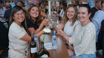 Das Bayreuther Weinfest hat begonnen. Noch bis zum 10. August verwandelt sich der Marktplatz in der Fußgängerzone in einen Treffpunkt für Weinfreunde und Genießer. (Foto: sd)