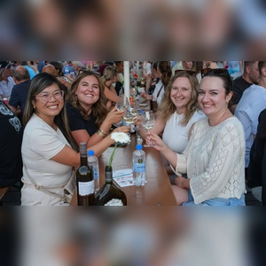 Das Bayreuther Weinfest hat begonnen. Noch bis zum 10. August verwandelt sich der Marktplatz in der Fußgängerzone in einen Treffpunkt für Weinfreunde und Genießer. (Foto: sd)