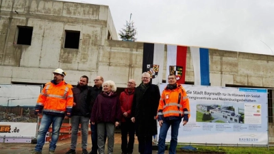 Richtfest auf dem Gelände des Klärwerks für ein neues Sozialgebäude und eine neue Energiezentrale (von rechts): Lothar Ziegler (Leiter des Stadtbauhofs), Oberbürgermeister Thomas Ebersberger, Gisbert Röhle (Leiter des Tiefbauamtes) und Baureferentin Urte Kelm. (Foto: Stadt Bayreuth)